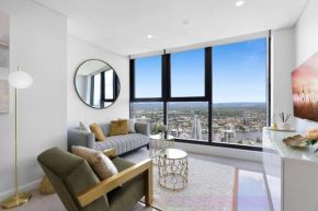 Deluxe 2-Bed with Views, Pool, Gym, Close to Beach